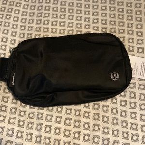PRICE FIRM lululemon everywhere belt bag
